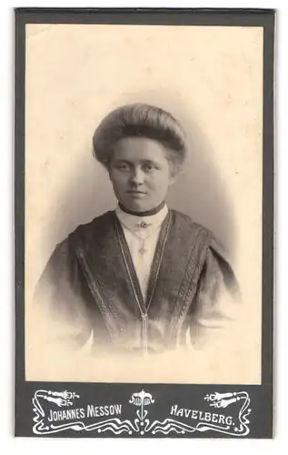 Fotografie Johannes Messow, Havelberg, Portrait Frau mit Camee und toupierten Haaren