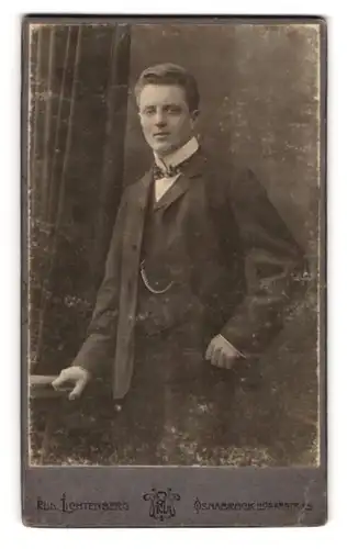 Fotografie Rud. Lichtenberg, Osnabrück, Möserstrasse 84, Hermann mit Fliege im Anzug, Uhrenkette
