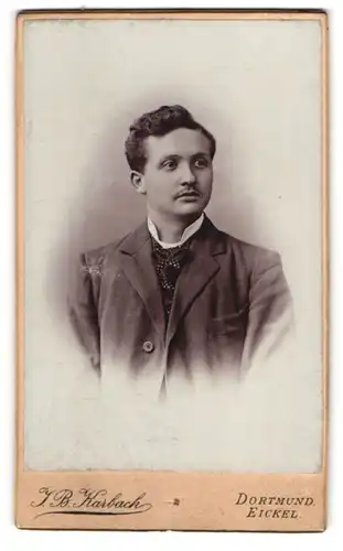 Fotografie J. B. Karbach, Dortmund, Königswall, Junger Mann mit Krawatte im Anzug