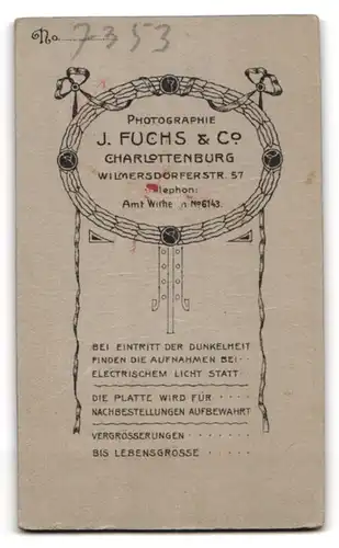 Fotografie J. Fuchs & Co., Berlin-Charlottenburg, Wilmersdorferstrasse 57, Kleiner Nackedei auf einem Pelz