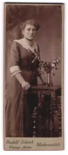 Fotografie Rudolf Schenk, Markranstädt, Portrait eines Fräuleins im schlichten Kleid