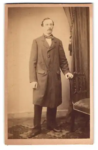 Fotografie unbekannter Fotograf und Ort, Portrait eines bürgerlichen Herrs im Gehrock mit Brille