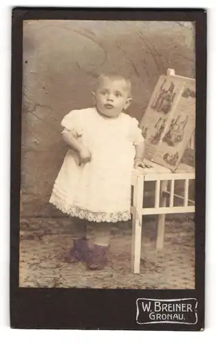 Fotografie W. Breiner, Gronau, Portrait eines Kindes im Kleidchen