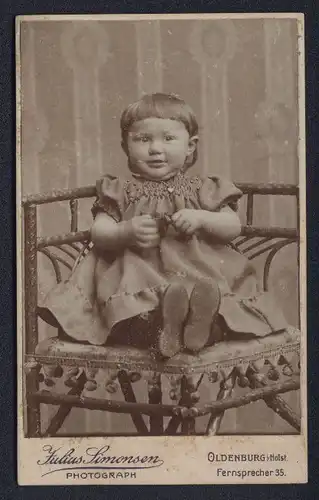 Fotografie Julius Simonsen, Oldenburg, Am Markt, Kleinkind mit Ponyhaarschnitt im Kleidchen