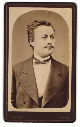 Fotografie Franz Schuen, Amberg, Junger Herr im Anzug mit Fliege