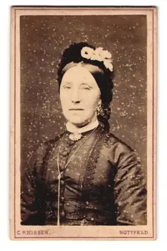 Fotografie C. F. Nissen, Nottfeld, Dame im Tournürenkleid mit Haarschmuck