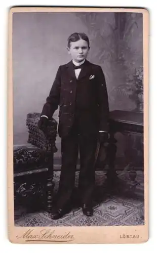 Fotografie Max Schneider, Löbtau, Wilsdrufferstr. 47, Junge im Anzug mit Chapeau Claque