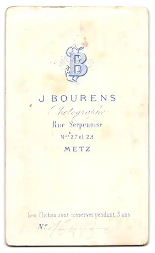 Fotografie J. Bourens, Metz, Rue Serpenoise, Dame mit Kreuzkette