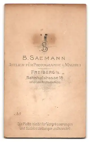 Fotografie B. Saemann, Freiberg i. S., Bahnhofstr. 18, Damen in Tournürenkleidern