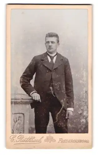 Fotografie C. Rathsach, Frederiksborg, Junger Herr im Anzug mit Krawatte