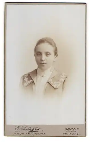Fotografie Emil Schuffert, Borna i. S., Junge Dame im Kleid mit Spitzenverzierung