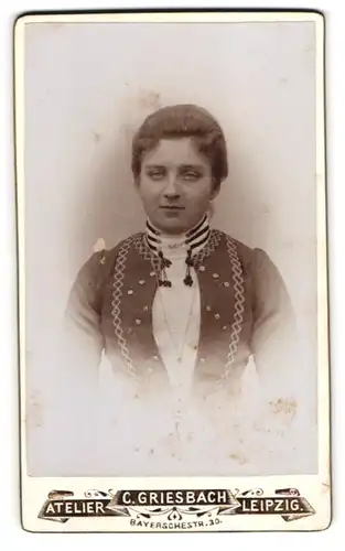 Fotografie C. Griesbach, Leipzig, Bayerschestr. 30, Dame im Kleid mit Kette