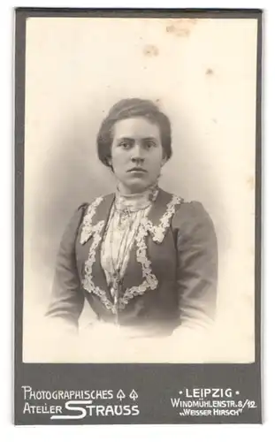 Fotografie Atelier Strauss, Leipzig, Windmühlenstr. 8, Dame im Kleid mit Spitzenbesatz