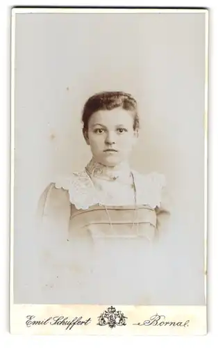 Fotografie Emil Schuffert, Borna, Junge Dame im Kleid mit Spitzenkragen