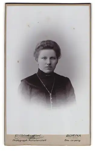 Fotografie Emil Schuffert, Borna i. S., Bahnhofstr. 37, Dame im Kleid mit Kette