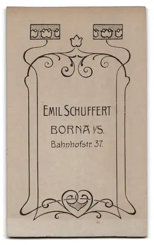 Fotografie Emil Schuffert, Borna i. S., Bahnhofstr. 37, Dame im Kleid mit Kette