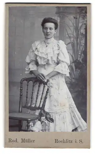 Fotografie Rud. Müller, Rochlitz i. S., Dame im Kleid mit Rüschenbesatz