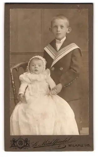 Fotografie G. Mühlfriedel, Wilkau i. S., Kleiner Junge im Matrosenanzug neben seinem Geschwisterchen
