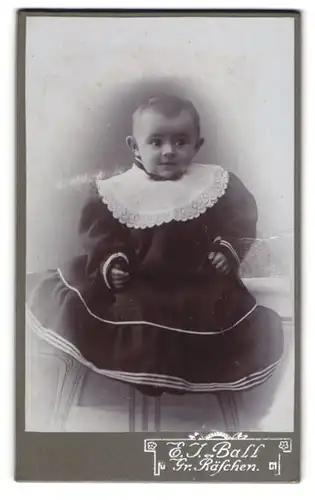 Fotografie E. J. Ball, Gr. Räschen, Kleinkind im weiten Kleidchen
