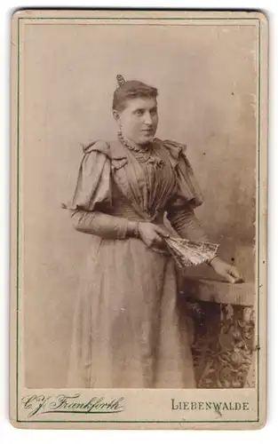 Fotografie C. J. Frankforth, Liebenwalde, Bürgerliche Dame mit einem Fächer