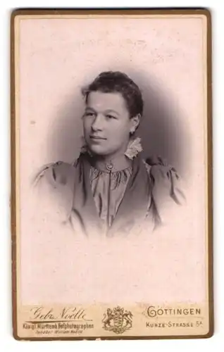 Fotografie Gebr. Noelle, Göttingen, Kurze-Str. 5 a, Junge Dame mit zurückgebundenem Haar