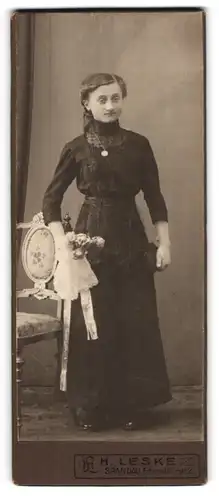 Fotografie H. Leske, Spandau, Schonwalderstr. 2, Junge Dame im schwarzen Kleid