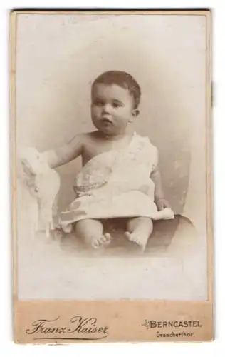 Fotografie Franz Kaiser, Berncastel, Süsses Kleinkind im Hemd mit nackigen Füssen