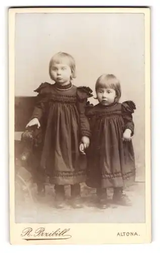 Fotografie R. Przibill, Altona, Reichenstr. 18, Zwei kleine Mädchen in schwarzen Kleidern