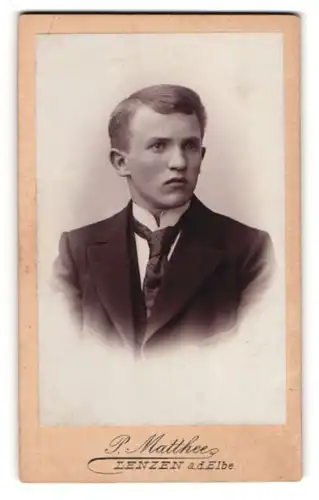Fotografie P. Matthee, Lenzen a. d. Elbe, Junger Herr im Anzug mit Krawatte