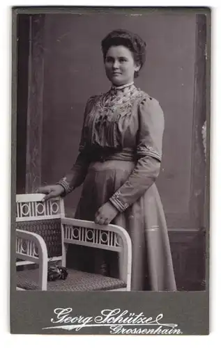 Fotografie Georg Schütze, Grossenhain, Junge Dame im hübschen Kleid