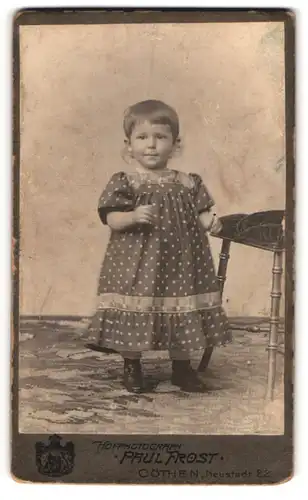 Fotografie Paul Frost, Cöthen, Neustadt 22, Kleines Kind im gepunkteten Kleid