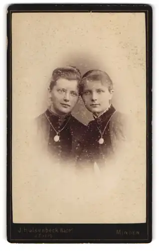 Fotografie J. Zoerb, Minden, Marienwall-Str., Zwei junge Frauen in hübscher Kleidung