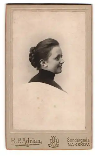 Fotografie R. P. Adrian, Nakskov, Sondergade, Junge Dame mit Flechtfrisur