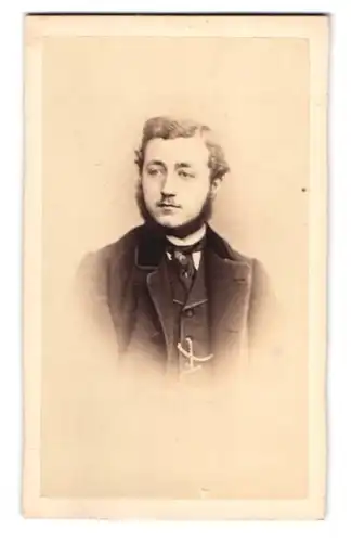 Fotografie G. Malardot, Metz, 7, Place de Chambre, Junger Herr im Anzug mit Krawatte