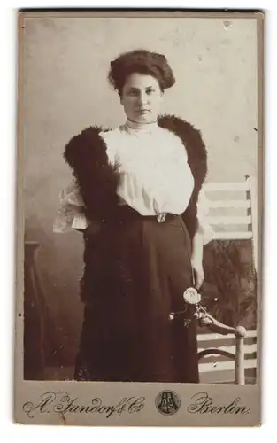 Fotografie A. Jandorf & Co., Berlin, Spittelmarkt 16-17, Junge Dame in Bluse und Rock