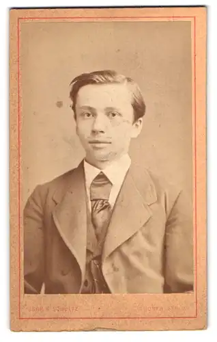 Fotografie Junk & Schultz, Berlin, Kronenstr. 25, Junger Herr im Anzug mit Krawatte