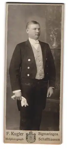 Fotografie F. Kugler, Sigmaringen, Junger Herr im Frack mit weissen Handschuhen