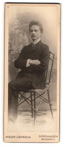 Fotografie Atelier Victoria, Nordhausen, Rautenstrasse 12, Junger Mann im Anzug sitzt auf einem Stuhl