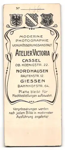 Fotografie Atelier Victoria, Nordhausen, Rautenstrasse 12, Junger Mann im Anzug sitzt auf einem Stuhl