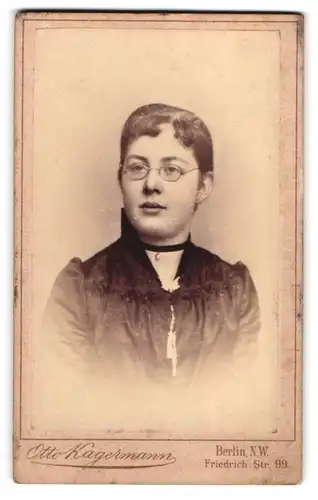 Fotografie Otto Kagermann, Berlin, Friedrich-Strasse 99, Junge Dame mit Brille im Portrait