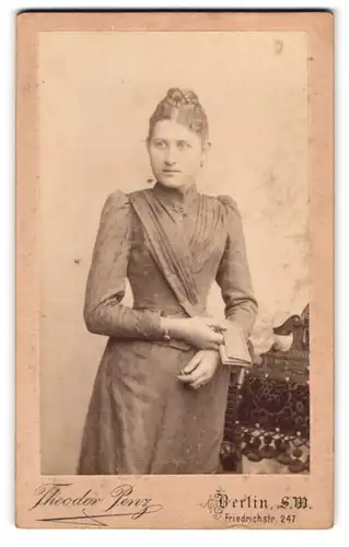 Fotografie Theodor Penz, Berlin, Friedrichstrasse 247, Zierliche Frau im taillierten Kleid