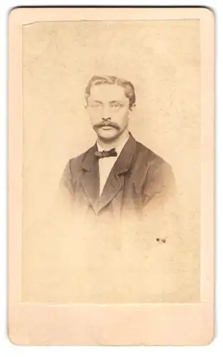 Fotografie L. Salomon, Dessau, Bürgerlicher Herr mit Brille im Portrait