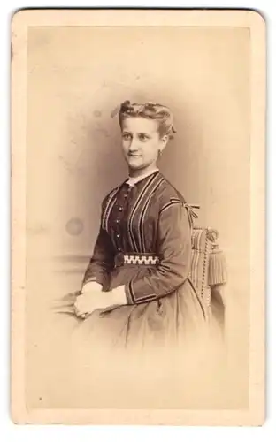 Fotografie C. Höpfner, Halle /Saale, Bürgerliches Fräulein im hübschen Kleid