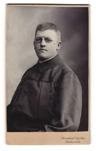 Fotografie Bernhard, Ballenstedt, Junger Mann mit Zwicker im Portrait