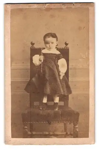 Fotografie F. Cady, Paris, Rue St. Maur du Temple 163, Süsses Mädchen im Kleid steht auf einem Stuhl