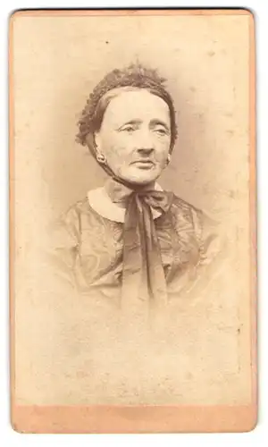 Fotografie Fr. Xav. Hiltner, Augsburg, Klinkerstrasse, Frau im besten Alter mit Haube im Portrait