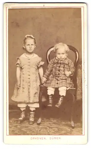Fotografie Ophoven, Düren, Oberstrasse 33, Zwei Kinder halten Händchen