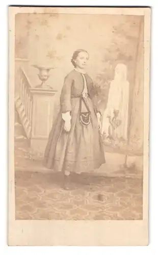 Fotografie A. Junghans, Neustadt-Magdeburg, Breiteweg 30, Junge Frau mit Tasche im Kleid