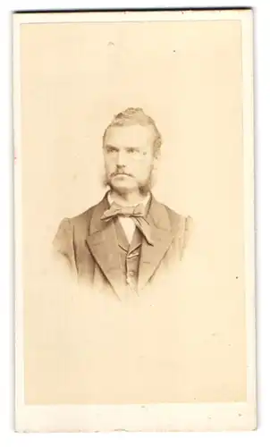 Fotografie C. Höpfner, Halle /Saale, Bürgerlicher Herr mit Backenbart und Schnauzer