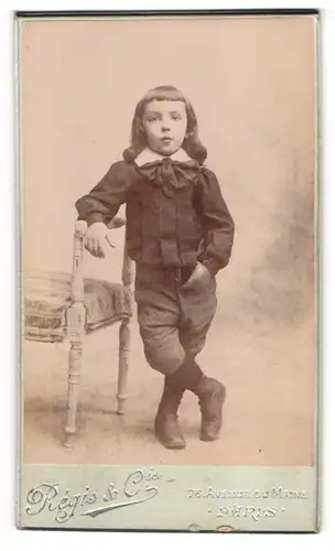 Fotografie Régis & Cie., Paris, 76 Avenue du Maine, Junge mit wallendem Haar im feinen Zwirn